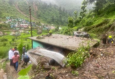 जनपद टिहरी- तोली गांव में एक मकान पर मलबा आने से 02 लोगो के दबने की घटना में SDRF ने चलाया रेस्क्यू ऑपरेशन
