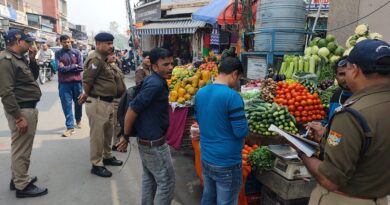 सड़क पर अतिक्रमण करने वालों पर चला देहरादून पुलिस का डंडा