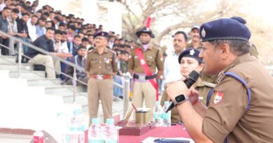 पुलिस आरक्षी भर्ती में चयनित अभ्यर्थियों को एसएसपी देहरादून द्वारा सौंपे गये नियुक्ति पत्र