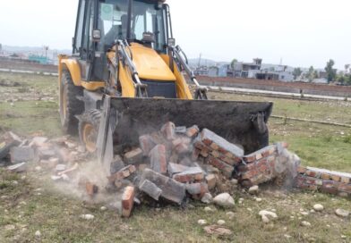 गणेशपुर में 30 बीघा की अवैध प्लॉटिंग पर चला एमडीडीए का बुलडोजर, जेसीबी से ध्वस्तीकरण की कार्रवाई