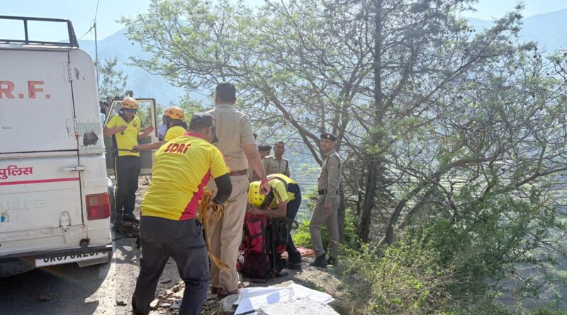 चंबा-कोटी नैल मार्ग पर खाई में गिरा वाहन SDRF  ने चलाया बचाव अभियान