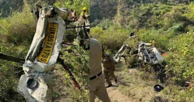 टिहरी गढ़वाल के चंबा क्षेत्र में वाहन खाई में गिरा