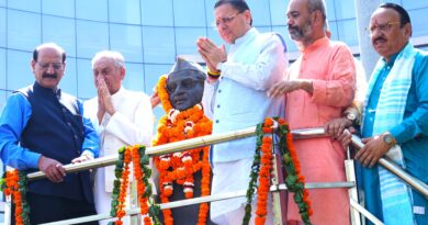 मुख्यमंत्री पुष्कर सिंह धामी ने पूर्व मुख्यमंत्री स्वर्गीय हेमवती नंदन बहुगुणा की 107वीं जयंती पर श्रद्धांजलि अर्पित की