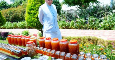 मुख्यमंत्री पुष्कर सिंह धामी ने आवास परिसर में शहद निकालने की प्रक्रिया का अवलोकन किया