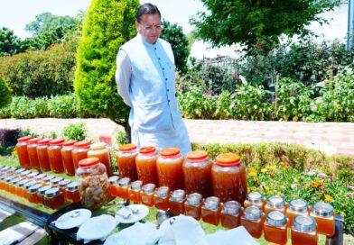 मुख्यमंत्री पुष्कर सिंह धामी ने आवास परिसर में शहद निकालने की प्रक्रिया का अवलोकन किया