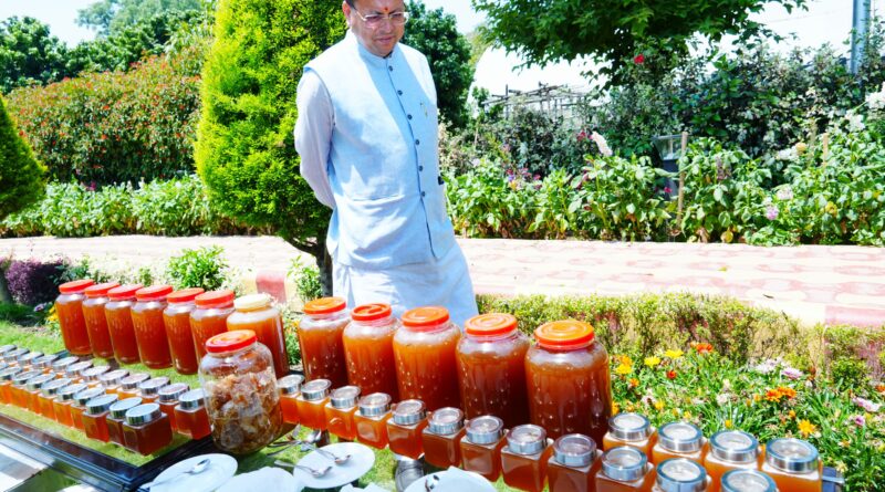 मुख्यमंत्री पुष्कर सिंह धामी ने आवास परिसर में शहद निकालने की प्रक्रिया का अवलोकन किया