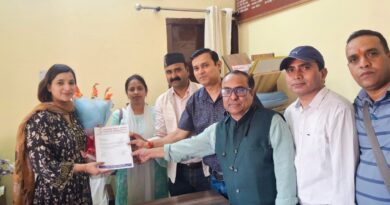 उत्तराखंड पत्रकार महासंघ के एक प्रतिनिधि मंडल ने जिला सूचना अधिकारी प्रियंका जोशी तथा सहायक निदेशक बद्री चंद नेगी से शिष्ठाचार भेंट कर सम्मान किया