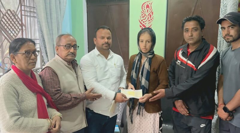 बेसहारा बेटी के हाथ पीले करने को आगे आए सुरेंद्र सिंह रावत