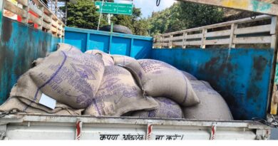 औचक निरीक्षण में सरकारी राशन परिवहन में अनियमितता पकड़ी गई