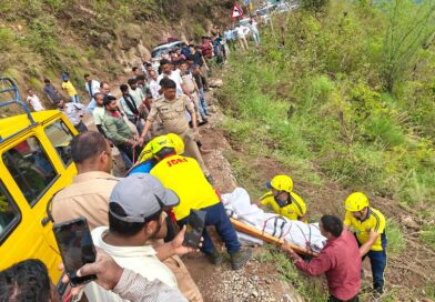 120 मीटर गहरी खाई में गिरी जेसीबी, SDRF ने चलाया रेस्क्यू अभियान
