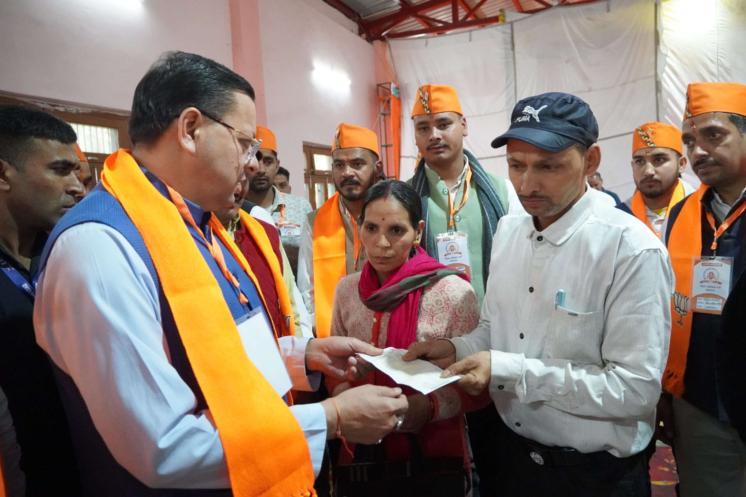 मुख्यमंत्री धामी ने दिवंगत सोमेंद्र सिंह बोहरा के परिजनों को सौंपी ₹10 लाख की सहायता राशि