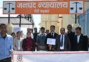 नो व्हीकल डे पर न्यायिक अधिकारियों ने दिया पर्यावरण संरक्षण का संदेश, पैदल पहुंचकर किया जागरुक