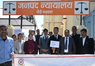 नो व्हीकल डे पर न्यायिक अधिकारियों ने दिया पर्यावरण संरक्षण का संदेश, पैदल पहुंचकर किया जागरुक