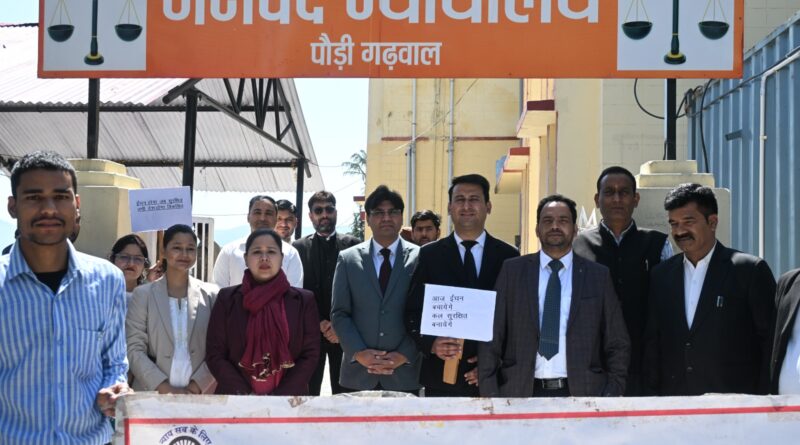 नो व्हीकल डे पर न्यायिक अधिकारियों ने दिया पर्यावरण संरक्षण का संदेश, पैदल पहुंचकर किया जागरुक