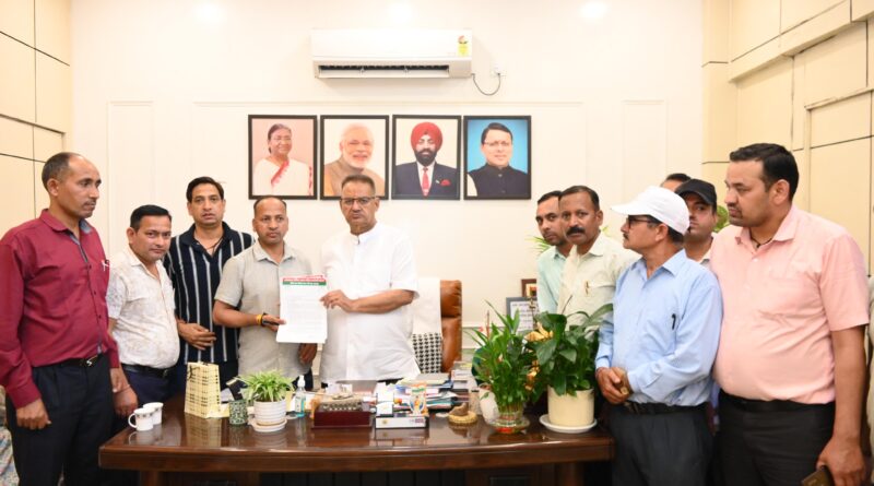 जैविक परिषद कर्मचारी संगठन ने कृषि मंत्री गणेश जोशी को सौंपा ज्ञापन