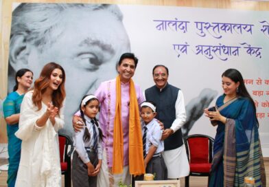 डॉ. कुमार विश्वास पहुंचे देश के पहले लेखक गांव, कविता और संस्कृति से युवाओं को किया प्रेरित