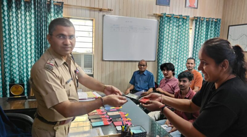 खोए हुए मोबाइल वापस लौटाकर दून पुलिस ने लौटाई चेहरे पर खुशियां