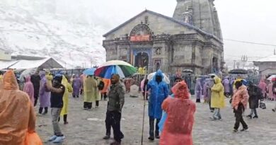 केदारनाथ धाम में हो रही लगातार बर्फबारी