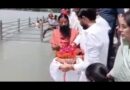 स्वर्गीय प्रतीक यादव की अस्थियां गंगा में विसर्जित