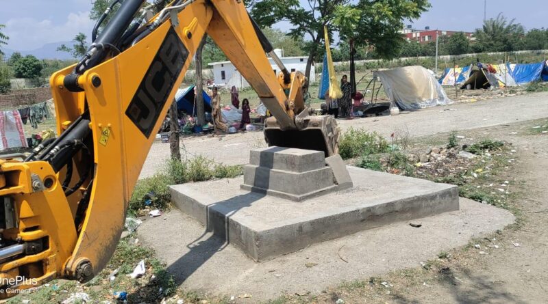 तहसील विकासनगर अंतर्गत शीशमबाड़ा में सरकारी भूमि पर बना अवैध मजार ध्वस्त