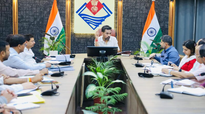नशे के खिलाफ सभी एजेंसियां मिलकर करें निर्णायक कार्रवाईः डीएम