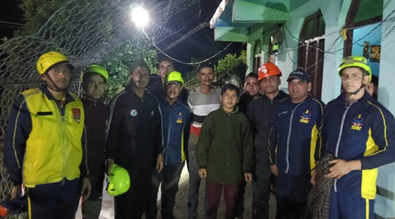 अलकनंदा नदी तट पर फंसे किशोर को एसडीआरएफ ने सकुशल किया रेस्क्यू