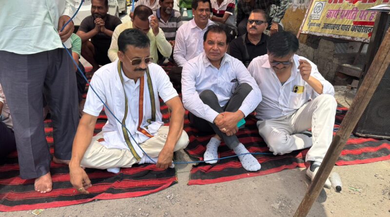देहरादून में टूटी सड़के दुर्घटनाओं का कारण, सौंपा ज्ञापन – एडवोकेट विनोद कुमार