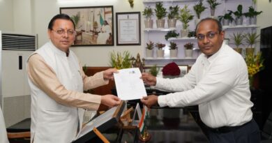 मुख्य निर्वाचन अधिकारी ने सीएम धामी को सौंपा मुख्य निर्वाचन