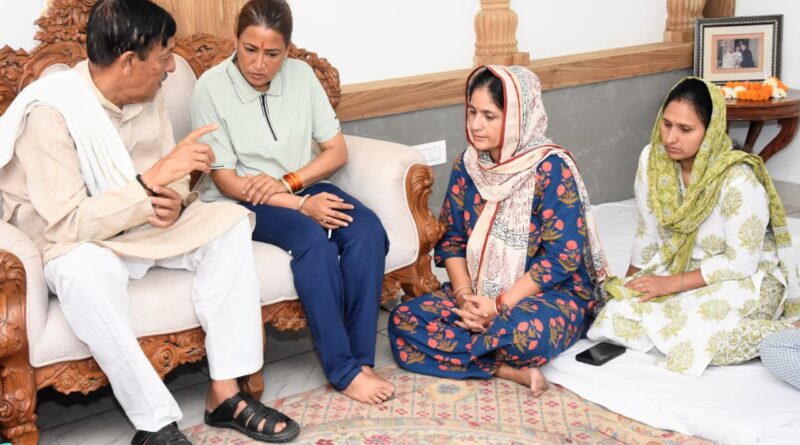 रेखा आर्या ने जसपाल राणा के आवास पहुँचकर दी श्रद्धांजलि, परिजनों को बंधाया ढांढस
