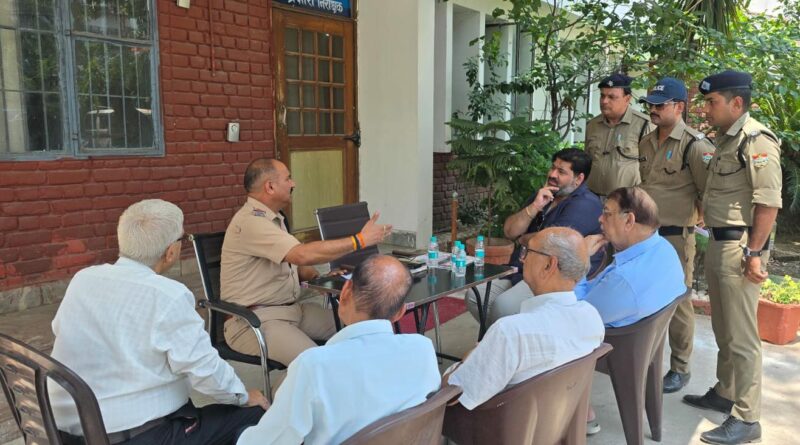 दून पुलिस ने सीनियर सिटीजन के साथ किया गोष्ठी का आयोजन
