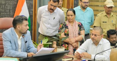 बेटी ने धोखे से हड़पी बुजुर्ग मां की जमीन, सीओ को जांच