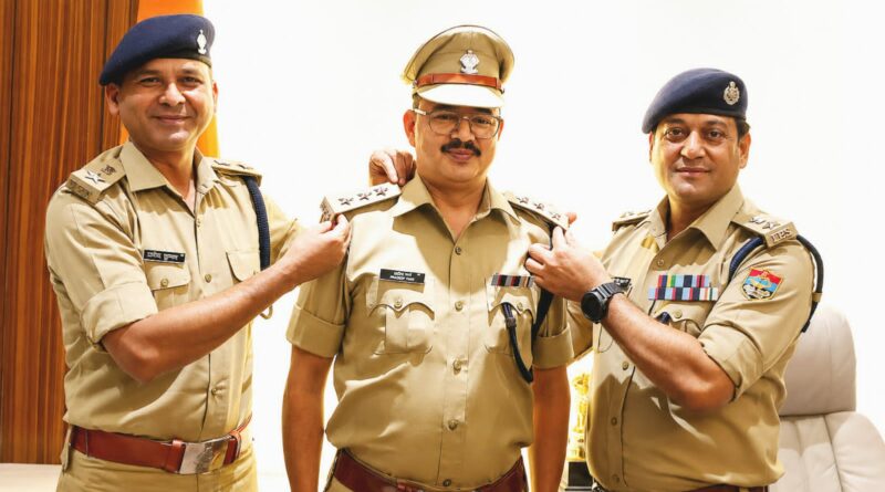 एसएसपी देहरादून ने पदोन्नत पुलिस अधिकारियों को पदोन्नति पद के अलंकरण से किया अलंकृत