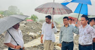 भारी बारिश के बीच ग्राउंड जीरो पर उतरे डीएम देहरादून 