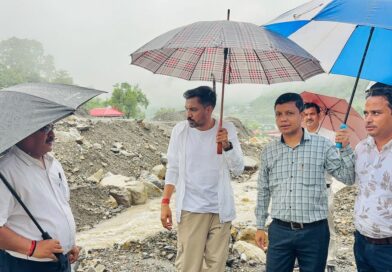 भारी बारिश के बीच ग्राउंड जीरो पर उतरे डीएम देहरादून 
