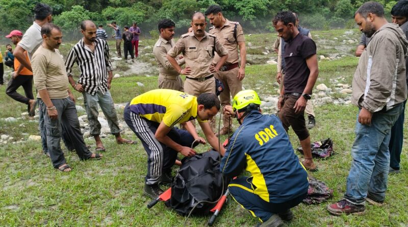 उत्तरकाशी, डंपर दुर्घटना में चालक की मृत्यु, SDRF ने खाई से शव निकालकर सड़क मार्ग तक पहुंचाया
