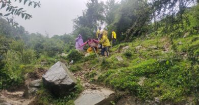 यमुनोत्री मार्ग पर मलबा आने से फंसे 100 यात्रियों का SDRF ने किया रेस्क्यू