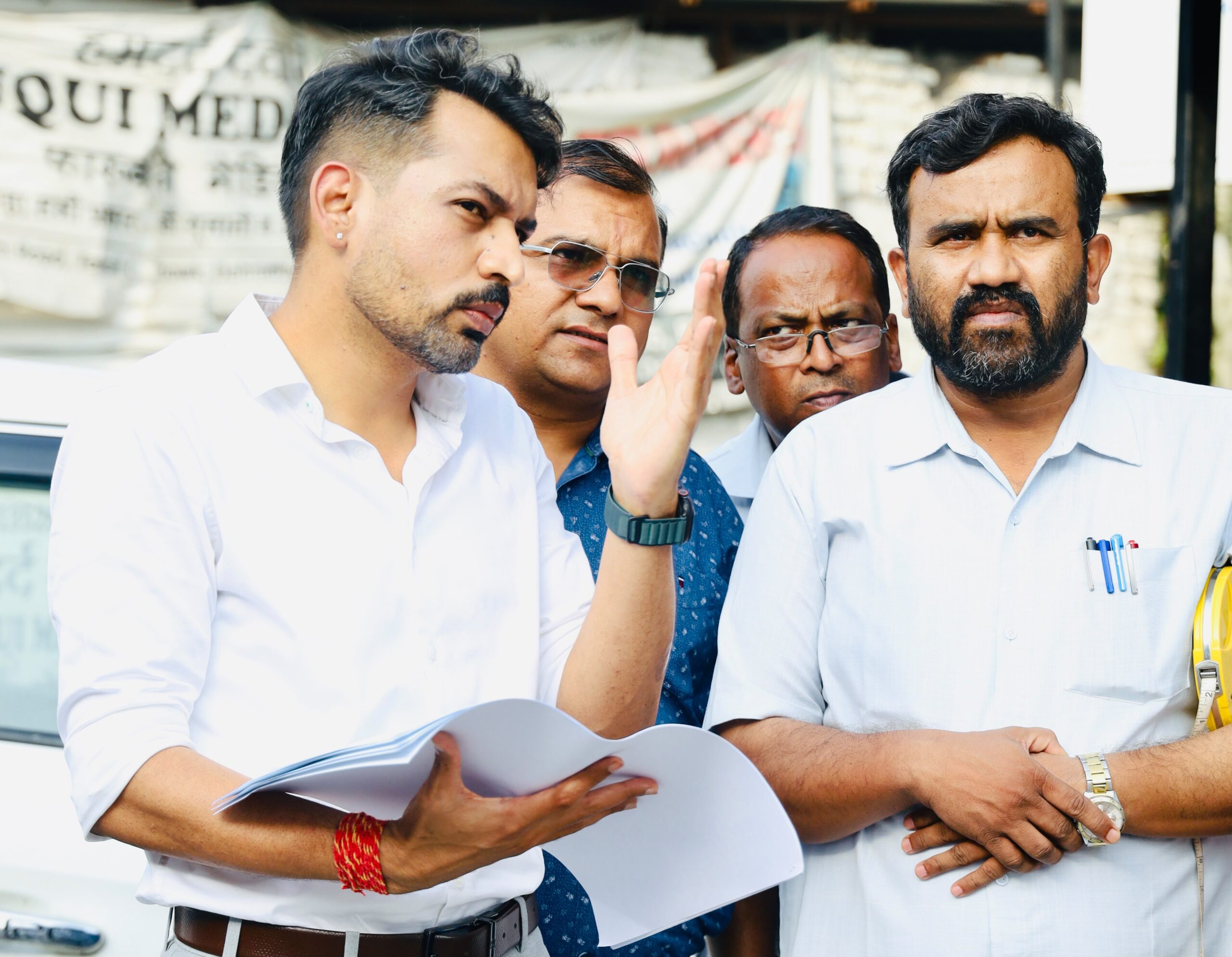 आढ़त बाजार/तहसील चौक सड़क चौड़ीकरण परियोजना कार्य प्रगति का डीएम दून ने किया स्थलीय निरीक्षण