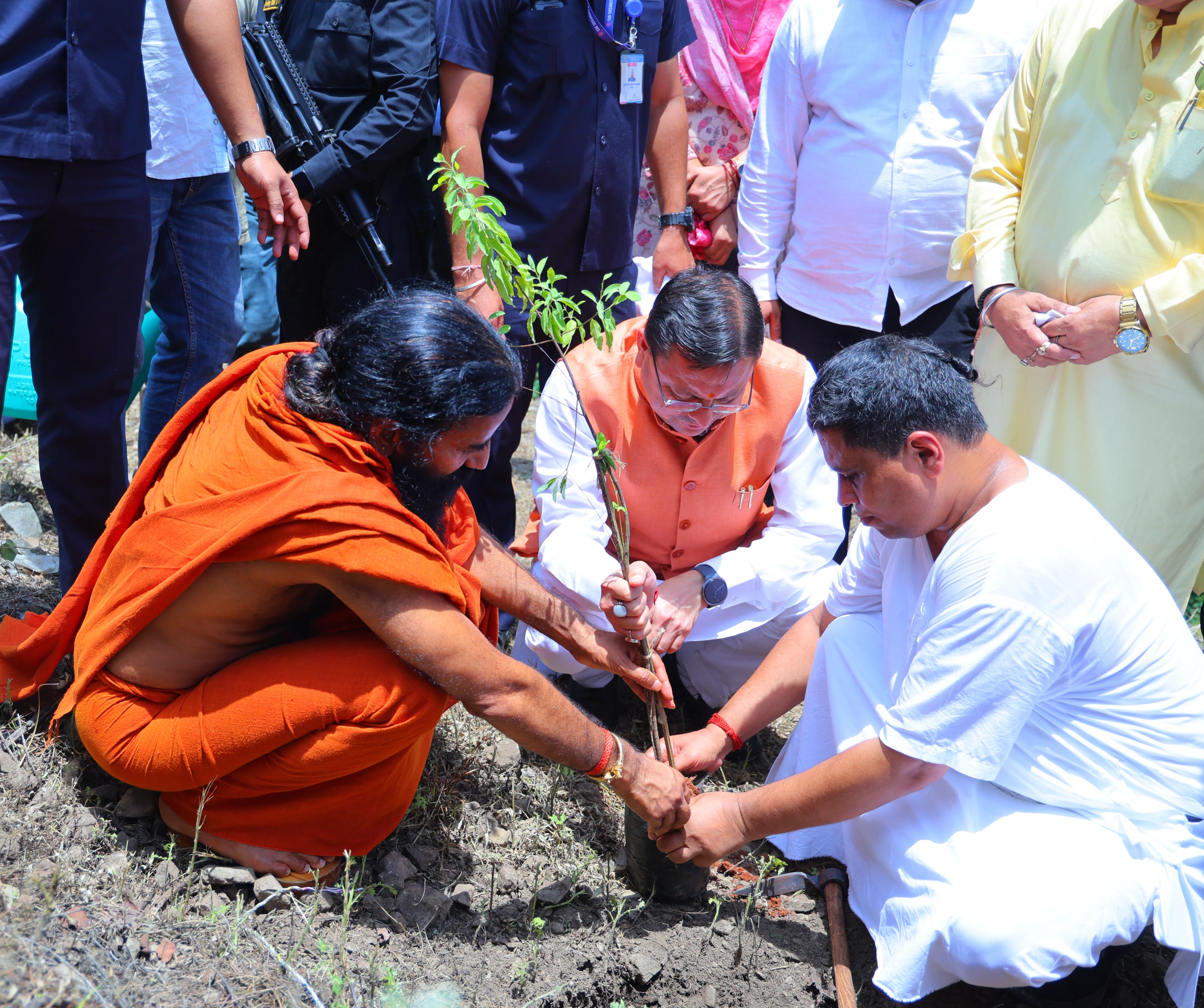 सीएम धामी ने यमकेश्वर विकासखंड के मालाग्राम पहुंचकर सघन पौधरोपण कार्यक्रम में प्रतिभाग किया