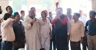 नगर निगम देहरादून सफाई कर्मचारियों के धरने के बीच पहुँचे अशोक वर्मा