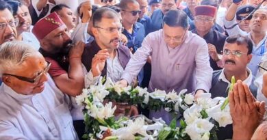 सीएम धामी ने पूर्व कैबिनेट मंत्री स्व. हीरा सिंह बिष्ट के पार्थिव शरीर पर पुष्पचक्र अर्पित किया