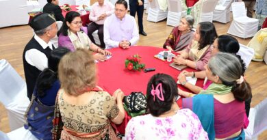 मुख्यमंत्री ने मुख्य सेवक सदन में लेखकों एवं साहित्यकारों से किया संवाद
