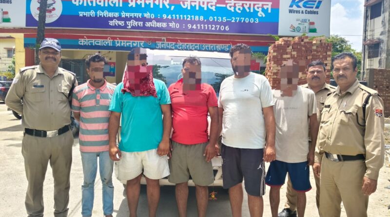 सार्वजनिक स्थान पर हुड़दंग करने वालो को देहरादून पुलिस ने पढ़ाया कानून का पाठ