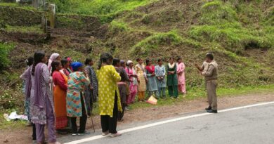 धुमाकोट पुलिस द्वारा महिलाओं को साइबर अपराध, नशा उन्मूलन एवं नवीन कानूनों के प्रति किया गया जागरूक