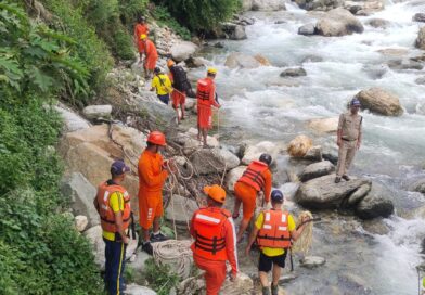 भागीरथी नदी में बहे बालक की तलाश में SDRF उत्तराखंड