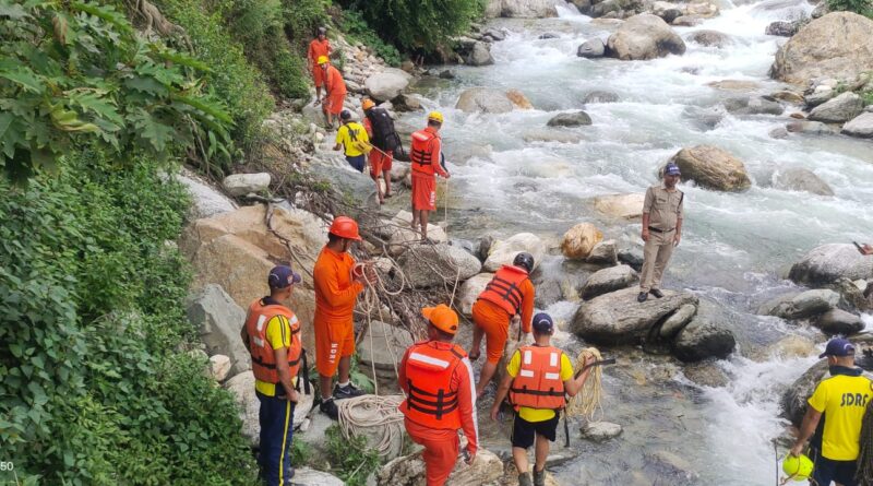 भागीरथी नदी में बहे बालक की तलाश में SDRF उत्तराखंड
