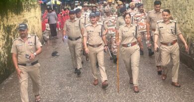श्रद्धा के मार्ग पर सुरक्षा का पहरा, लक्ष्मणझूला में पुलिस और पैरामिलिट्री फोर्स ने किया फ्लैग मार्च