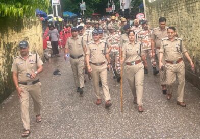 श्रद्धा के मार्ग पर सुरक्षा का पहरा, लक्ष्मणझूला में पुलिस और पैरामिलिट्री फोर्स ने किया फ्लैग मार्च
