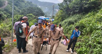 नीलकंठ पैदल मार्ग पर घायल श्रद्धालु के लिए देवदूत बनी पुलिस टीम