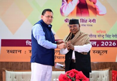 मुख्यमंत्री धामी ने लोकगायक नरेंद्र सिंह नेगी के गीतों के अंग्रेजी अनुवाद की पुस्तक का किया विमोचन
