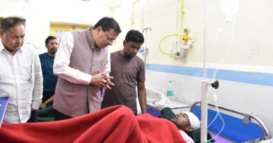 घायल श्रमिकों से मिले मुख्यमंत्री, जिला अस्पताल में जाना कुशलक्षेम